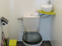 Petit lave-mains pour WC WiCi Mini avec tablette murale Mme N (85)